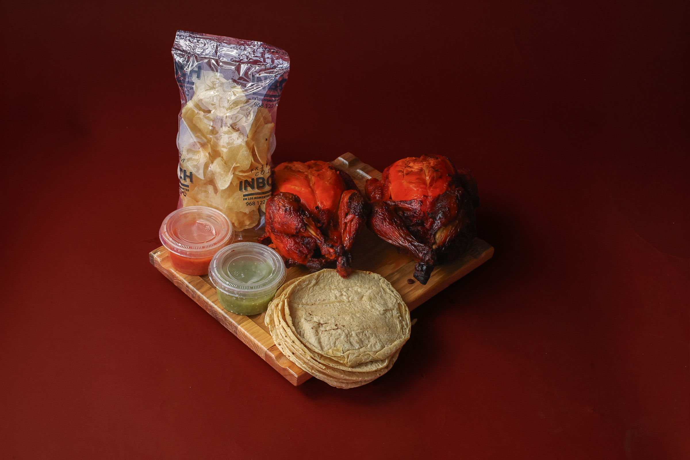 Pollo rostizado con papas y tortillas